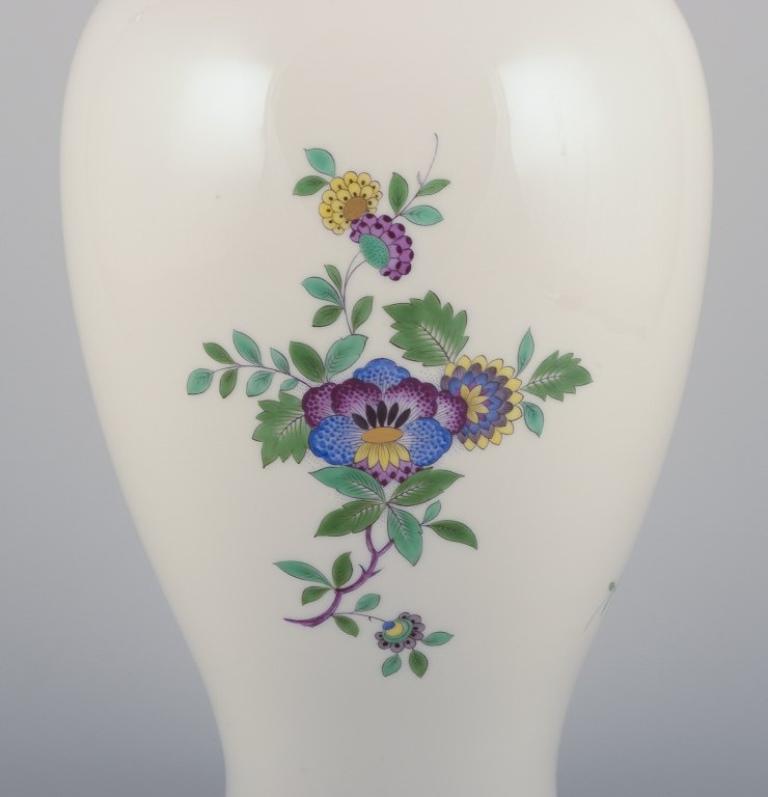 Meissen, Germany. Large porcelain lidded jar with exotic bird and flowers In Excellent Condition For Sale In Copenhagen, DK