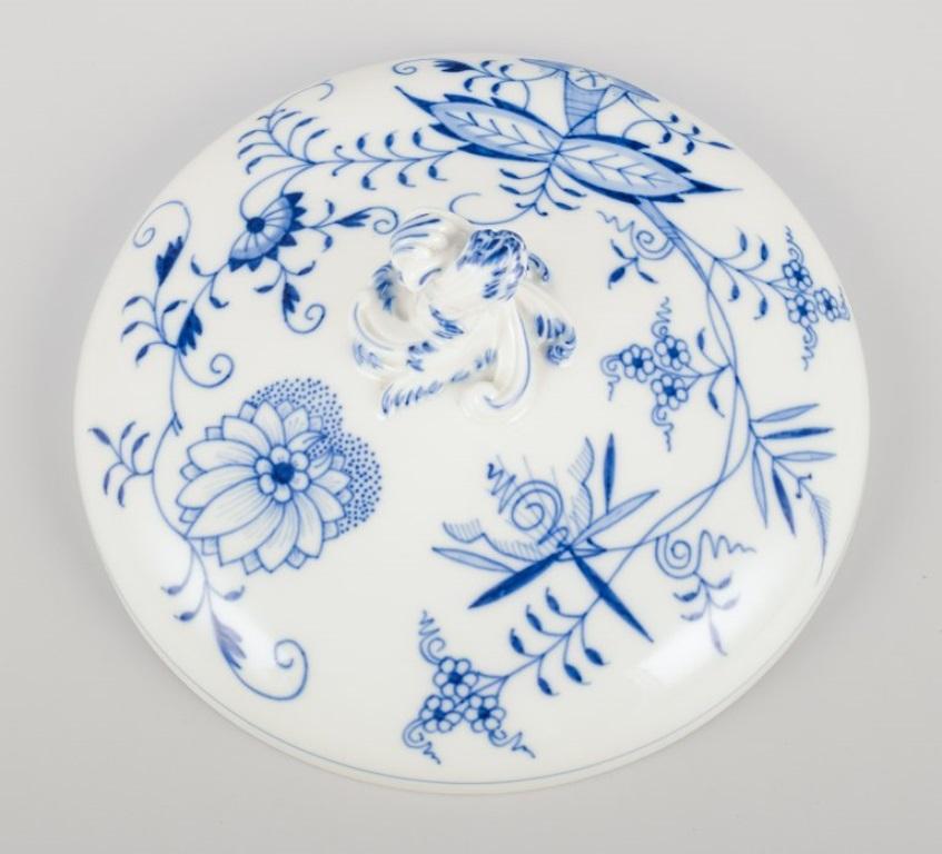 Meissen, Germania. Grande zuppiera rotonda di cipolle blu con coperchio. In condizioni ottime in vendita a Copenhagen, DK