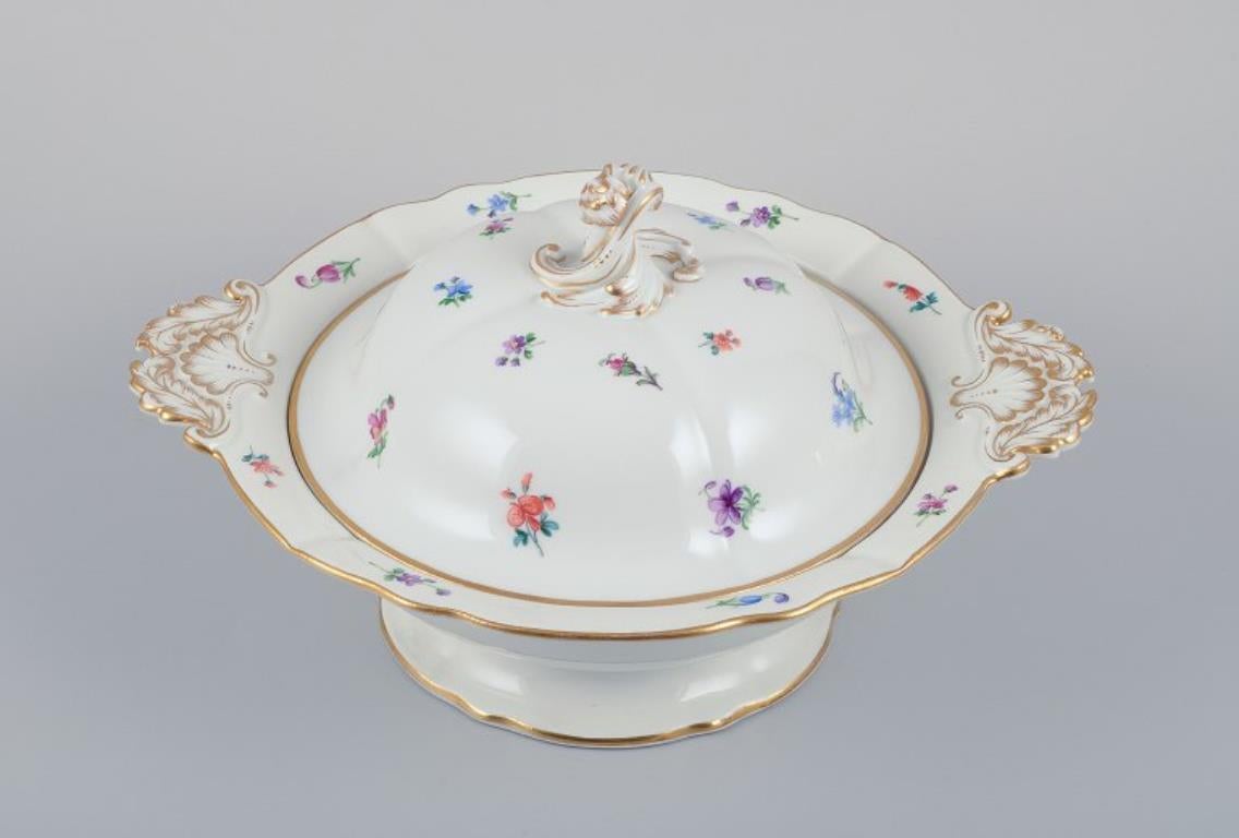 Meissen, Germania, grande zuppiera rotonda con coperchio.
Dipinto a mano con motivi floreali policromi, bordo dorato.
Approssimativamente dagli anni '20.
Contrassegnato.
Prima qualità di fabbrica.
Condizioni perfette.
Dimensioni: Diametro 33,0 cm