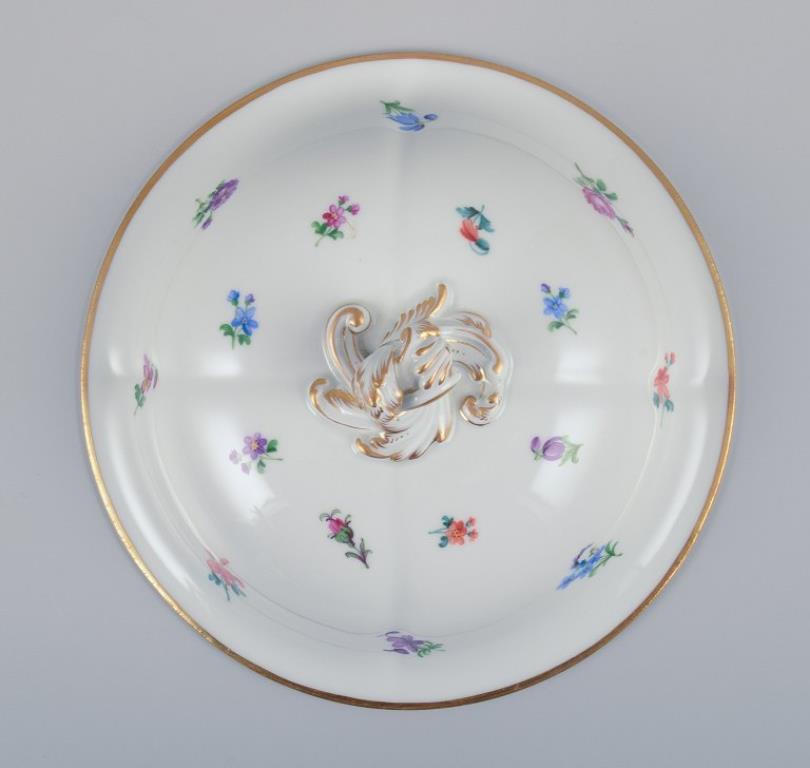 Meissen, Germania, grande zuppiera rotonda con coperchio in porcellana. In condizioni ottime in vendita a Copenhagen, DK