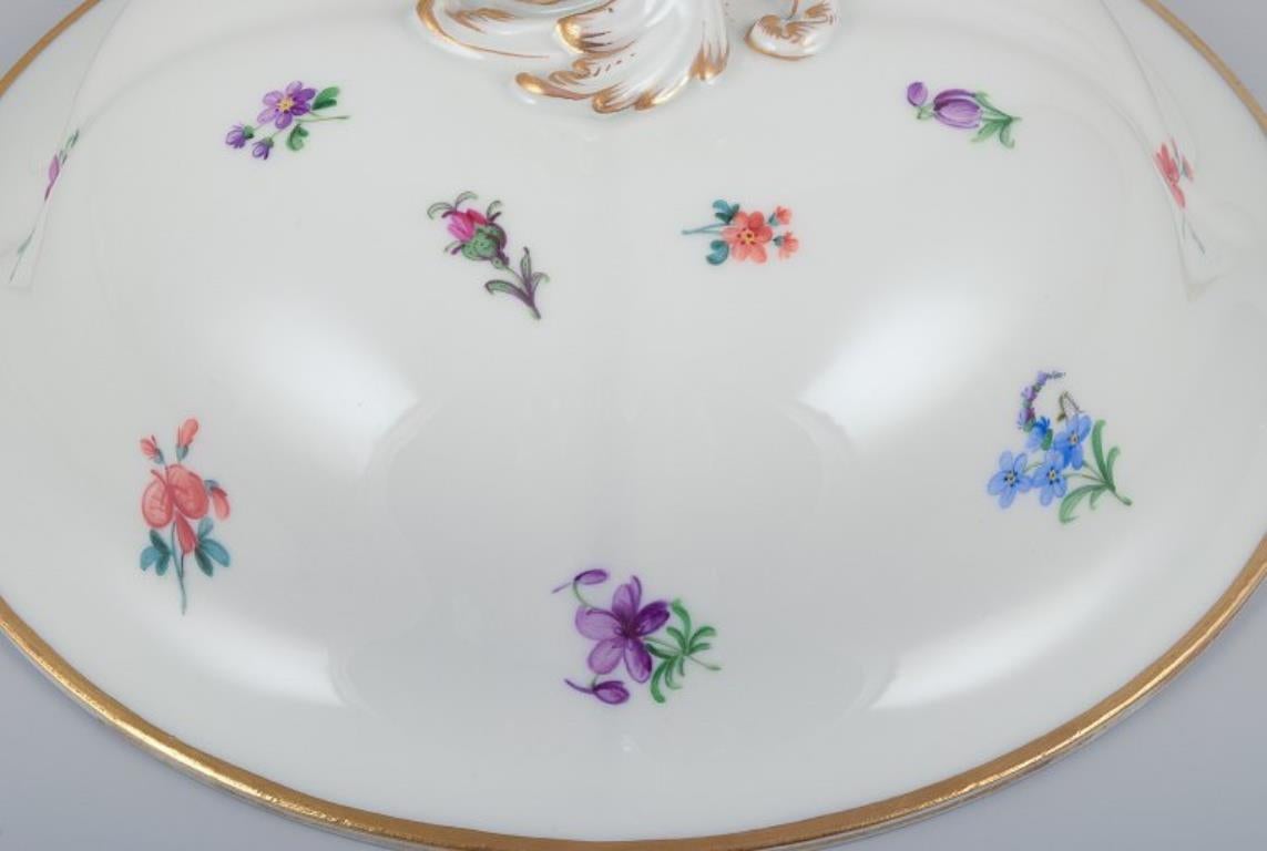 Inizio XX secolo Meissen, Germania, grande zuppiera rotonda con coperchio in porcellana. in vendita