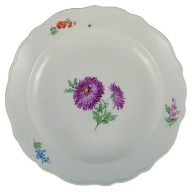 Meissen, Deutschland, große runde Servierplatte. Handbemalt mit floralen Motiven.