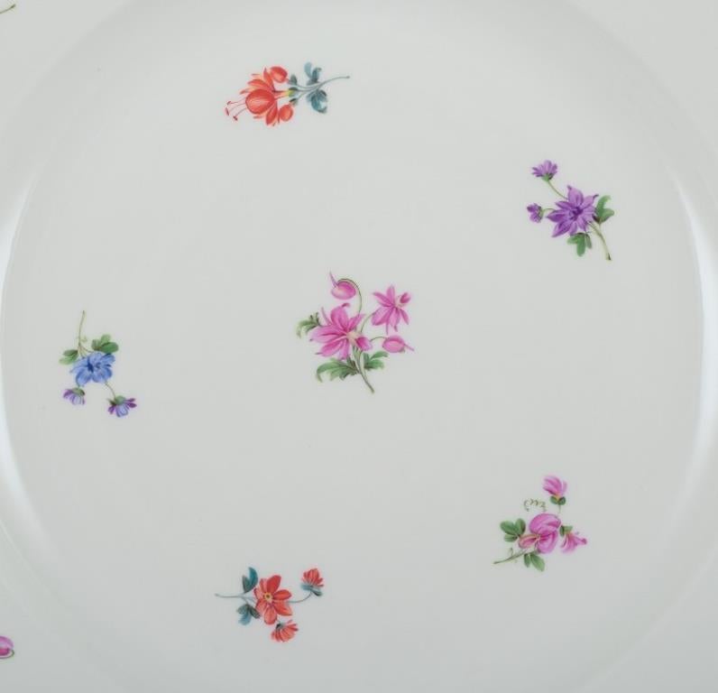 Meissen, Alemania, gran fuente redonda para servir.
Pintado a mano con motivos florales policromados, borde dorado.
Aproximadamente de la década de 1920.
Marcado.
Primera calidad de fábrica.
Perfecto estado.
Dimensiones: Diámetro 34,0 cm x Altura
