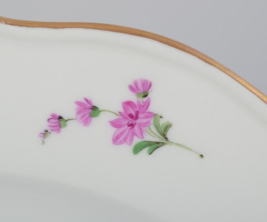 Meissen, Alemania, gran fuente redonda para servir. 1920s Pintado a mano en venta