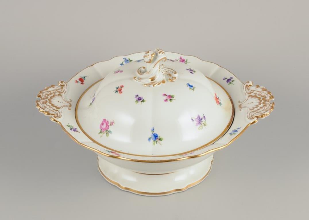Meissen, Germania, grande zuppiera rotonda con coperchio.
Dipinto a mano con motivi floreali policromi, bordo dorato.
Ca. 1920.
Contrassegnato.
Prima qualità di fabbrica.
In buone condizioni, con una vecchia riparazione sul bordo del coperchio. Vedi