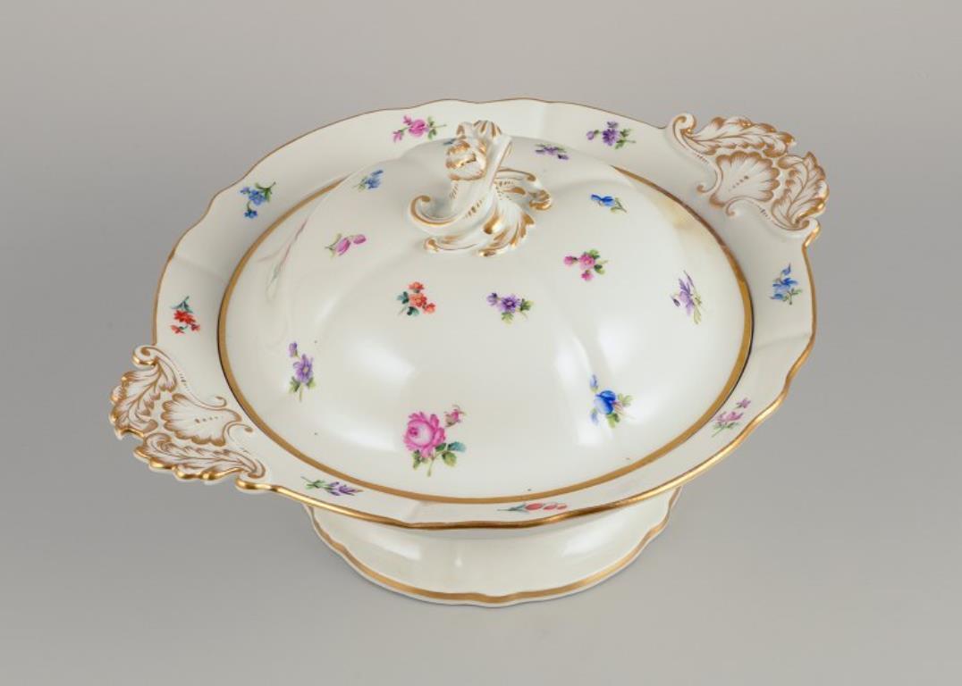 Tedesco Meissen, Germania, grande zuppiera rotonda con coperchio in porcellana.