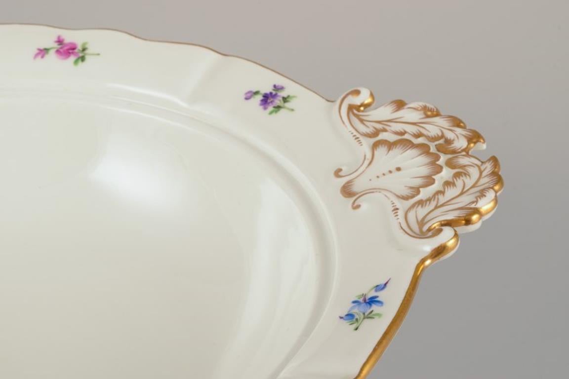 Porcellana Meissen, Germania, grande zuppiera rotonda con coperchio in porcellana.