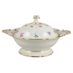 Meissen, Germania, grande zuppiera rotonda con coperchio in porcellana.