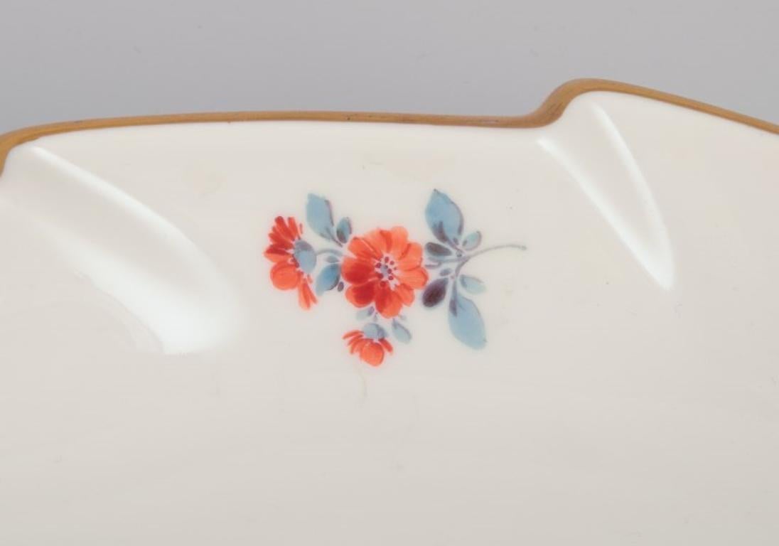 Meissen, Germany. Leaf-shaped porcelain dish. Hand-painted with flowers. In Excellent Condition For Sale In Copenhagen, DK