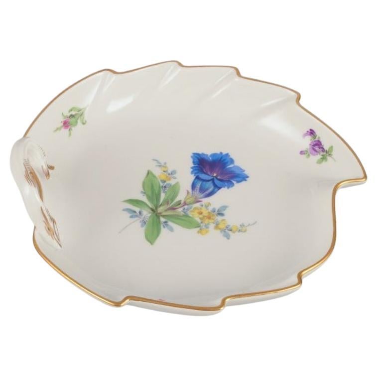 Meissen, Alemania. Plato de porcelana con forma de hoja. Pintado a mano con flores.