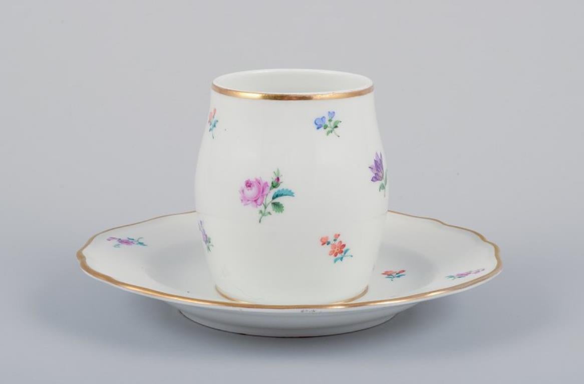 Meissen, Germania, vaso di senape con cucchiaio originale.
Dipinto a mano con motivi floreali policromi, bordo dorato.
Dal 1920 circa.
Contrassegnato.
Prima qualità di fabbrica.
Condizioni perfette. Manca il coperchio.
Dimensioni: Diametro 15,0 cm x