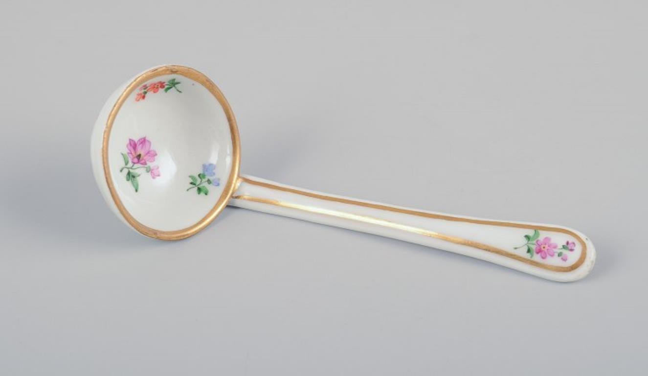 Inizio XX secolo Meissen, Germania, vaso di senape con cucchiaio originale. Motivi floreali in vendita