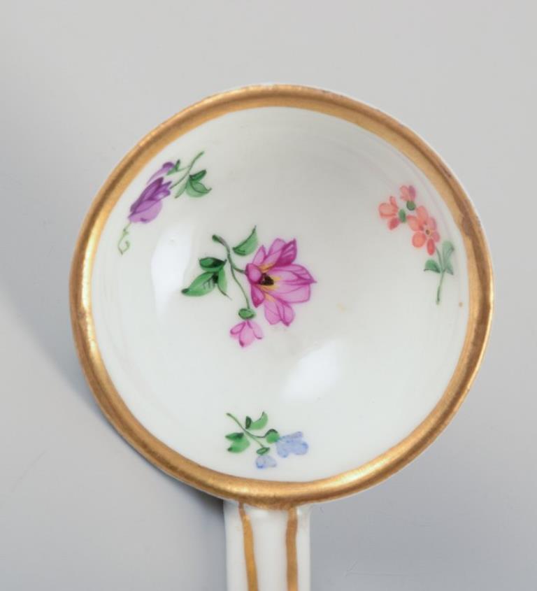 Porcellana Meissen, Germania, vaso di senape con cucchiaio originale. Motivi floreali in vendita