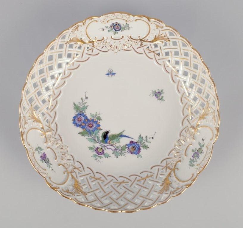 Meissen, Germany. Open lace bowl in porcelain, decorated with exotic bird. In Excellent Condition For Sale In Copenhagen, DK