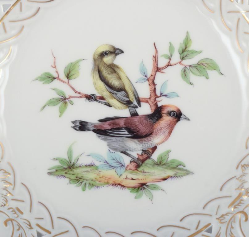 Meißen, Deutschland. Porzellanteller mit offener Spitze. Handbemalt mit Vogelmotiv und Insekten, Goldverzierung.
Ca. 1900.
Markiert.
Perfekter Zustand. Scheint unbenutzt zu sein.
Fünfte Qualität (ohne ersichtlichen Grund).
Abmessungen: T 18,5 cm. x