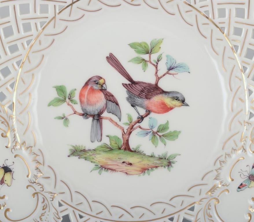 Meissen, Alemania. Plato de porcelana de encaje abierto. 
Pintado a mano con motivos de pájaros e insectos, ribeteado en oro.
Ca. 1900.
Marcado.
Perfecto estado. Parece sin usar.
Quinta calidad de fábrica (sin razón evidente).
Dimensiones: D 18,5