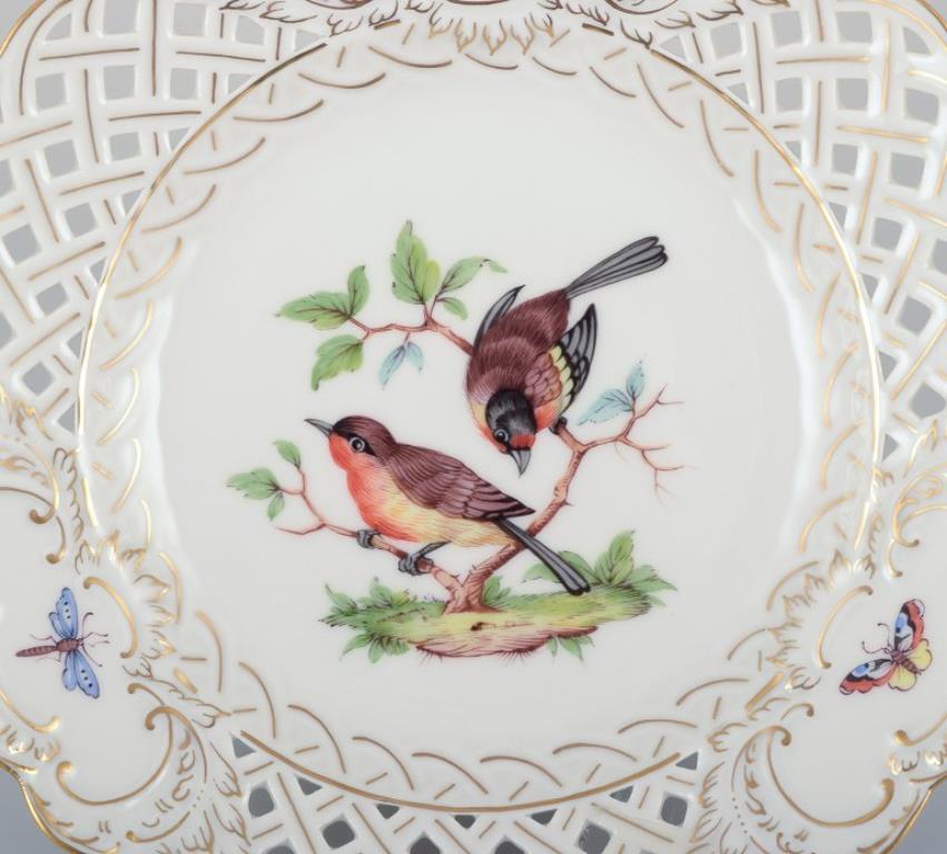 Meissen, Alemania. Plato de porcelana de encaje abierto. Pintado a mano con motivos de pájaros e insectos, ribeteado en oro.
Ca. 1900.
Marcado.
Perfecto estado. Parece sin usar.
Quinta calidad de fábrica (sin razón evidente).
Dimensiones: D 18,5 cm.