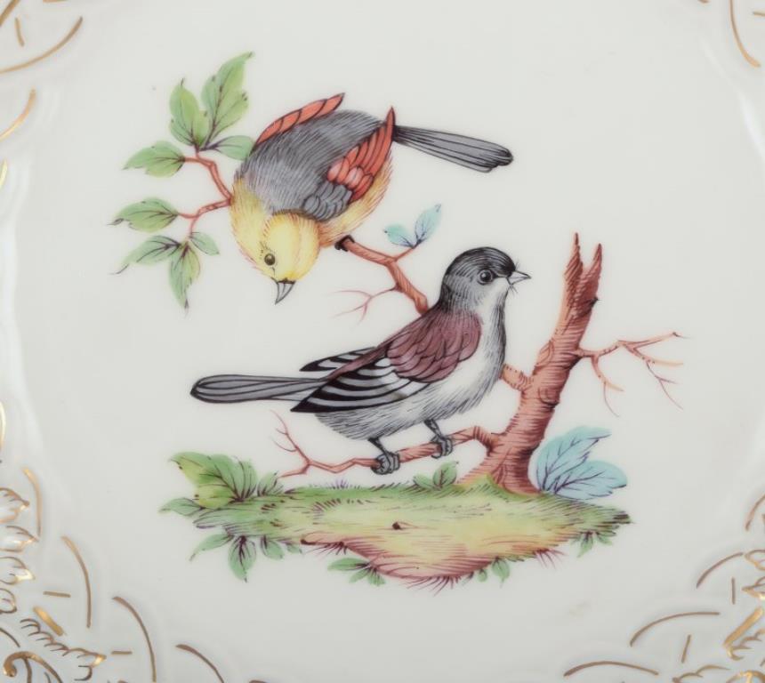 Meißen, Deutschland. Offener Spitzenporzellanteller mit Vogelmotiv und Insektenmotiv (Handbemalt) im Angebot