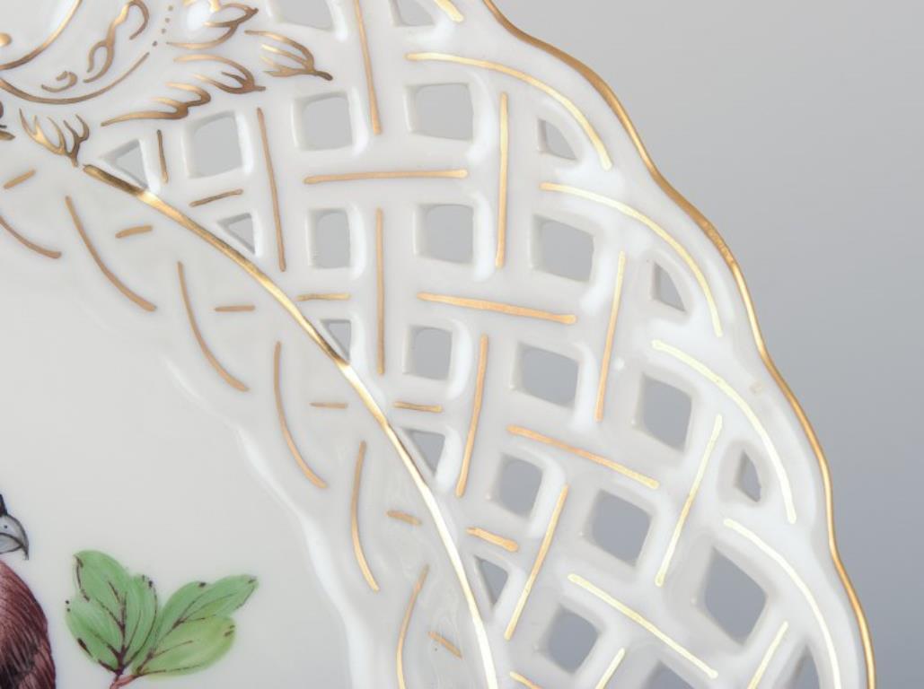 Allemand Meissen, Allemagne. Assiette en porcelaine ouverte à motif d'oiseaux et d'insectes en vente
