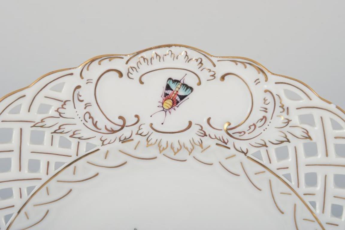 Meissen, Alemania. Plato de porcelana de encaje abierto con motivo de pájaros e insectos Pintado a mano en venta