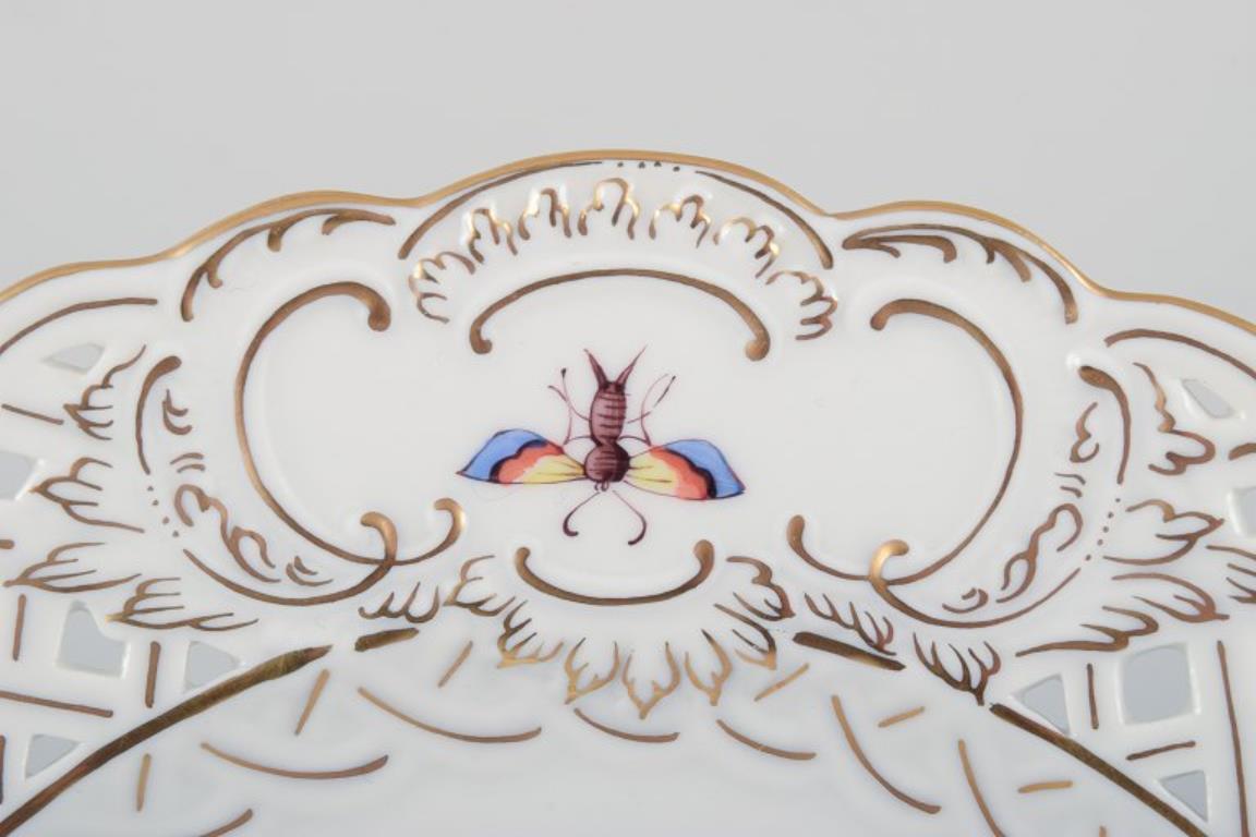 Meissen, Allemagne. Assiette en porcelaine ouverte à motif d'oiseaux et d'insectes Excellent état - En vente à Copenhagen, DK