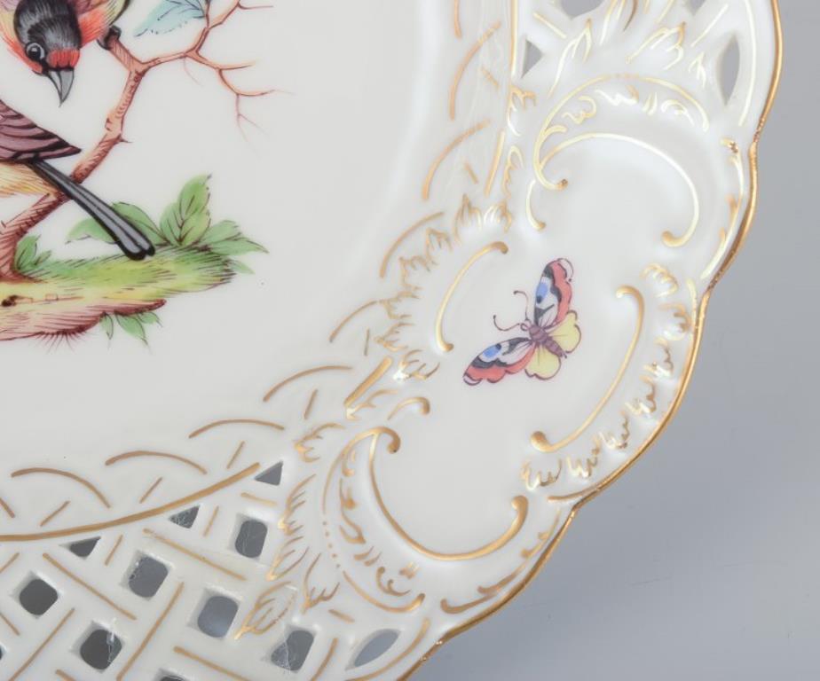 Meissen, Alemania. Plato de porcelana de encaje abierto con motivo de pájaros e insectos en Excelente estado para la venta en Copenhagen, DK