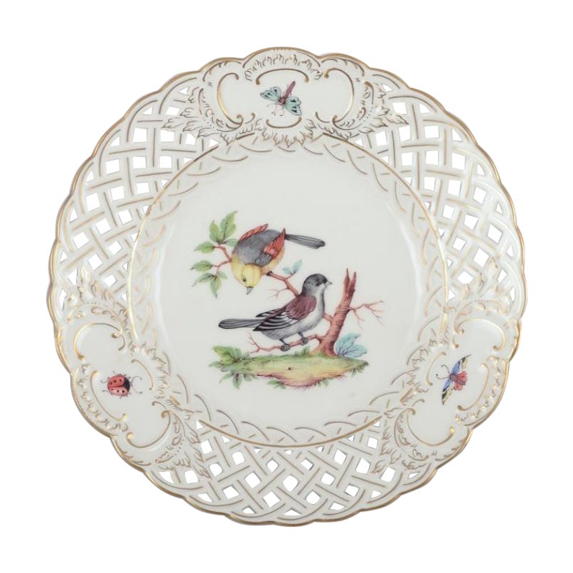 Meissen, Allemagne. Assiette en porcelaine ouverte à motif d'oiseaux et d'insectes