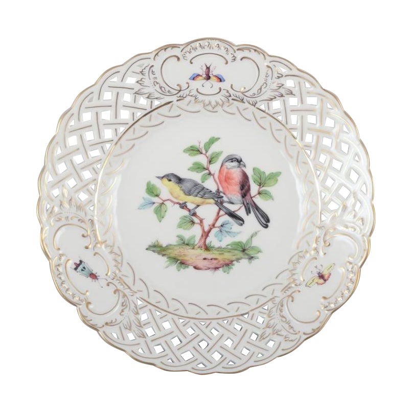 Meissen, Allemagne. Assiette en porcelaine ouverte à motif d'oiseaux et d'insectes