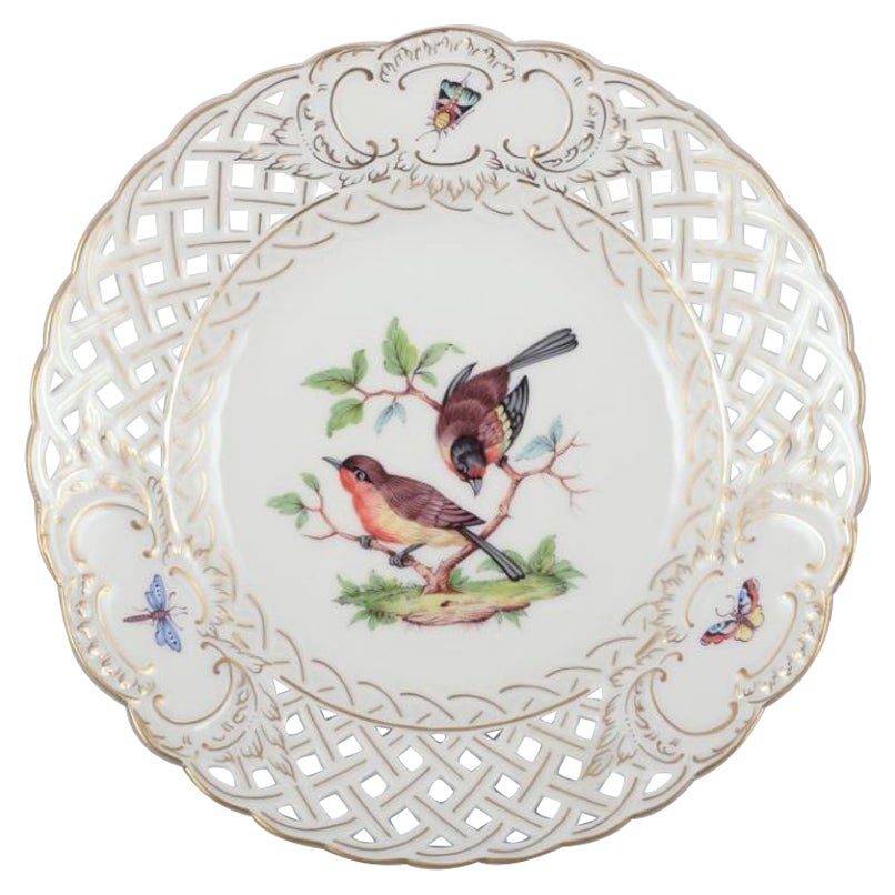 Meissen, Allemagne. Assiette en porcelaine ouverte à motif d'oiseaux et d'insectes