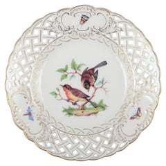 Meissen, Alemania. Plato de porcelana de encaje abierto con motivo de pájaros e insectos