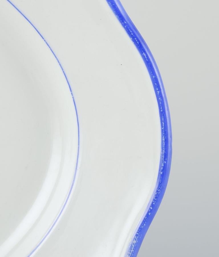 Allemand Meissen, Allemagne. Plat de service ovale. Porcelaine blanche à bord bleu. Début du 20e s. en vente