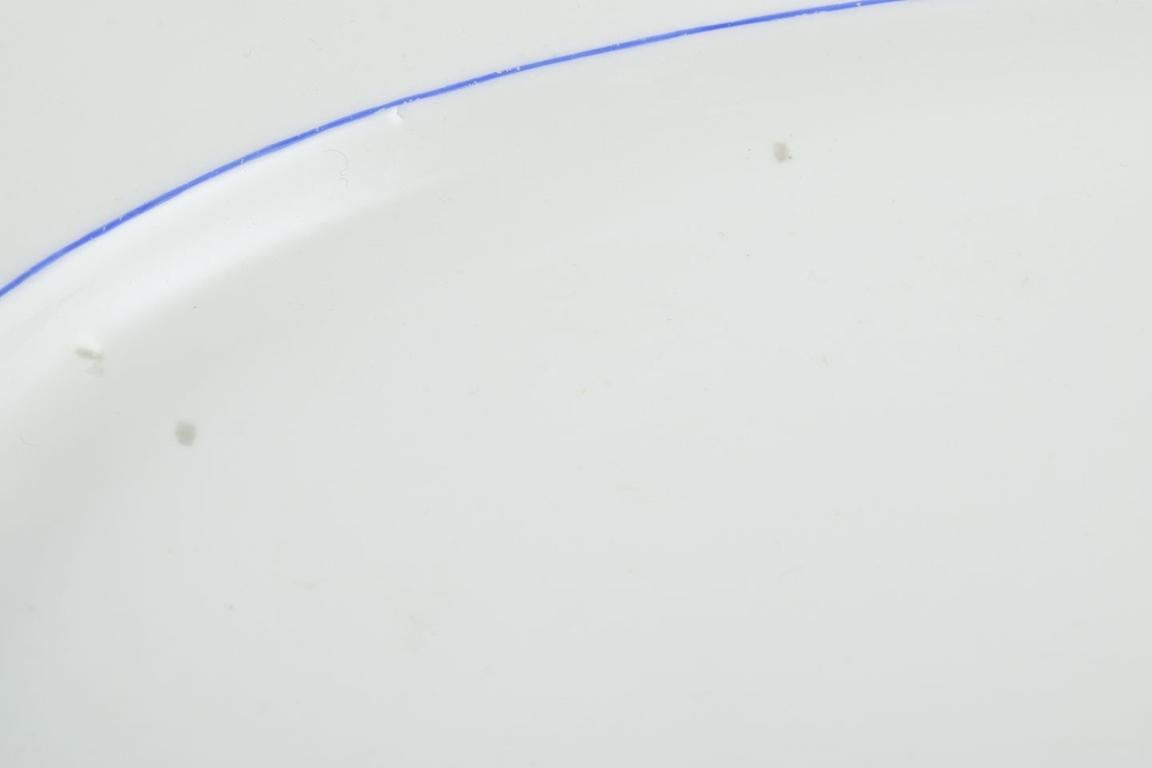 Vernissé Meissen, Allemagne. Plat de service ovale. Porcelaine blanche à bord bleu. Début du 20e s. en vente