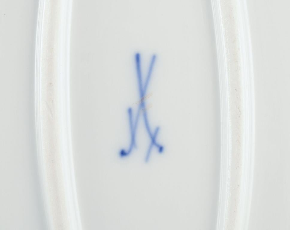 Meissen, Allemagne. Plat de service ovale. Porcelaine blanche à bord bleu. Début du 20e s. Excellent état - En vente à København, Copenhagen