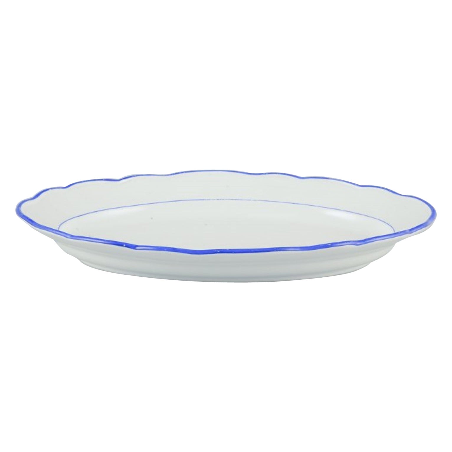 Meissen, Allemagne. Plat de service ovale. Porcelaine blanche à bord bleu. Début du 20e s. en vente