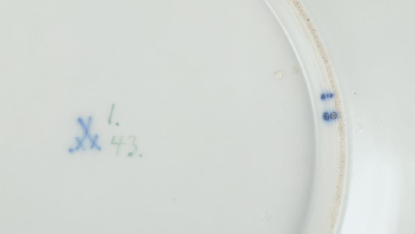 Meissen, Germany. Pair of antique porcelain plates decorated with flowers. For Sale 1