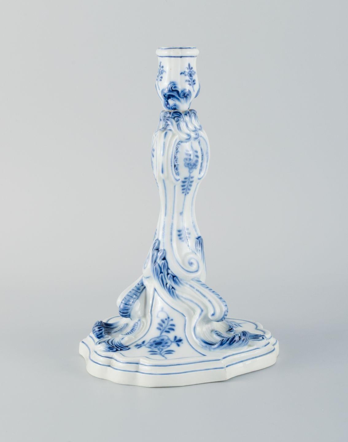 Meissen, Alemania. Pareja de grandes candelabros antiguos con motivos Blue Onion. Siglo XIX Renacimiento rococó en venta