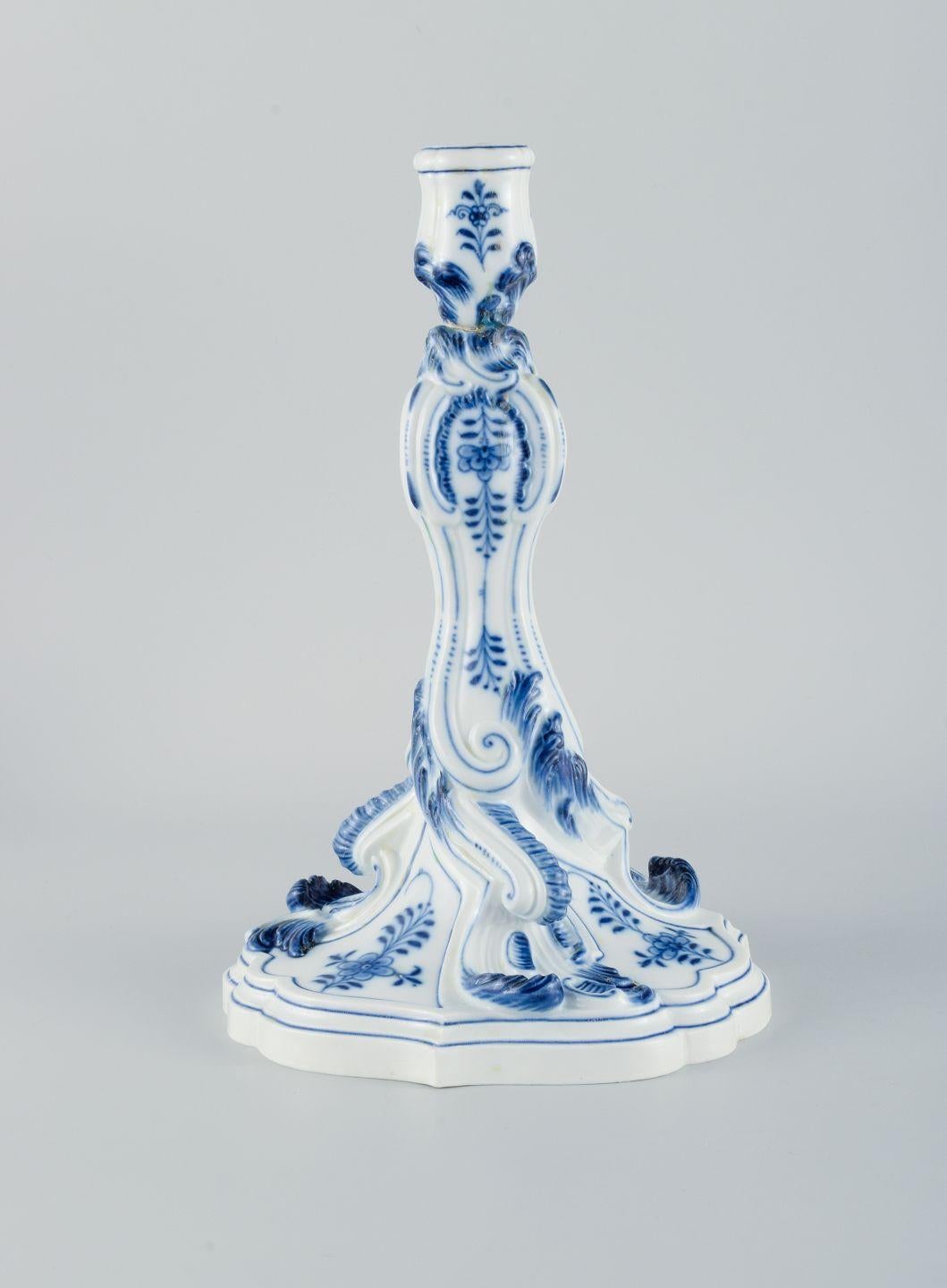 Meissen, Alemania. Pareja de grandes candelabros antiguos con motivos Blue Onion. Siglo XIX Alemán en venta