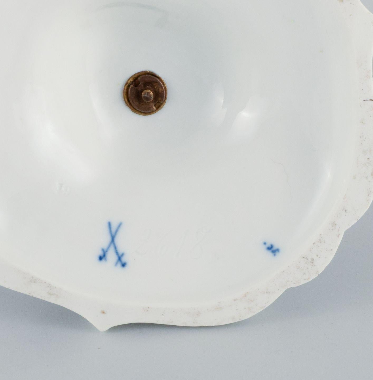 Meissen, Alemania. Pareja de grandes candelabros antiguos con motivos Blue Onion. Siglo XIX en Excelente estado para la venta en Copenhagen, DK