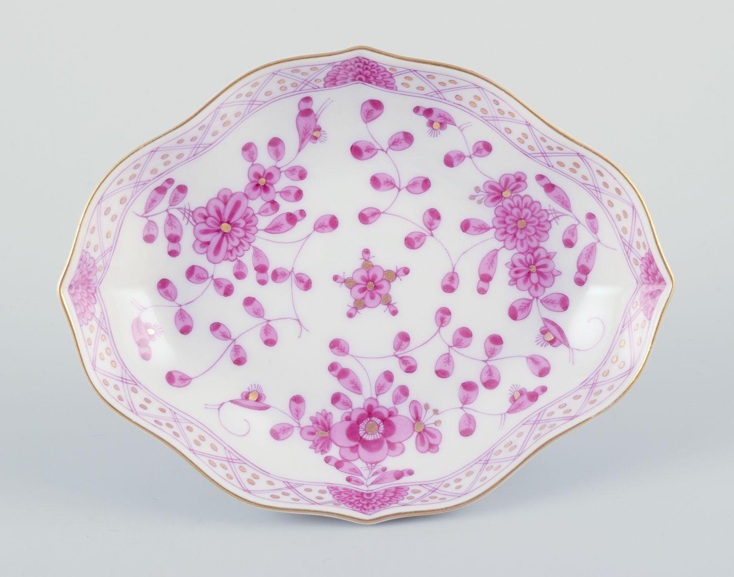 PRE-OWNED GOODS ARE EXEMPT FROM IMPORT TARIFFS FOR U.S., UK, AUSTRALIAN & CANADIAN CUSTOMERS.   
THEREFORE, NO IMPORT TARIFFS WILL BE APPLICABLE TO YOUR PURCHASE. 

Meissen, Germany. Pink Indian Flower. 
A set of five small bowls.
Hand-painted