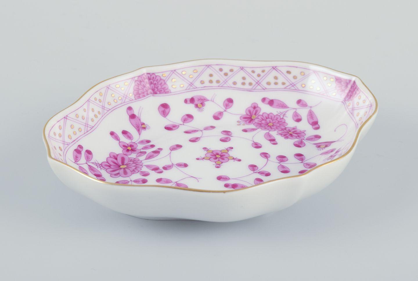 Meissen, Germany. Pink Indian Flower. Set of five small bowls in porcelain. In Excellent Condition For Sale In København, Copenhagen