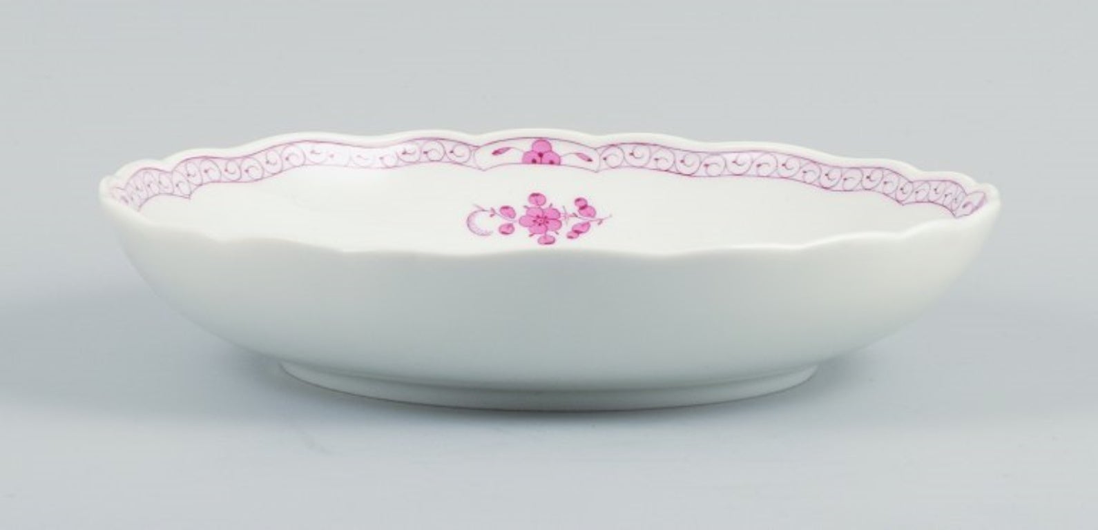 Meissen, Germany, Pink Indian, large round bowl.
Hand-painted in high quality.
Approx. 1900.
Marked.
Third factory quality.
In good condition with no signs of use.
Dimensions: D 25.0 x H 5.0 cm.