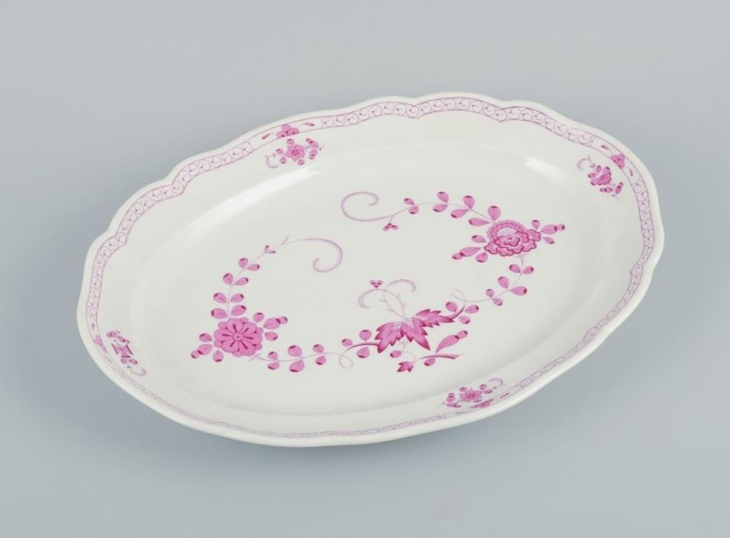 Meissen, Germany, Pink Indian, oval serving dish.
Approx. 1900.
Marked.
Third factory quality.
In excellent condition with no signs of use.
Dimensions: L 35,8 x B 27,0 x H 3,0 cm.