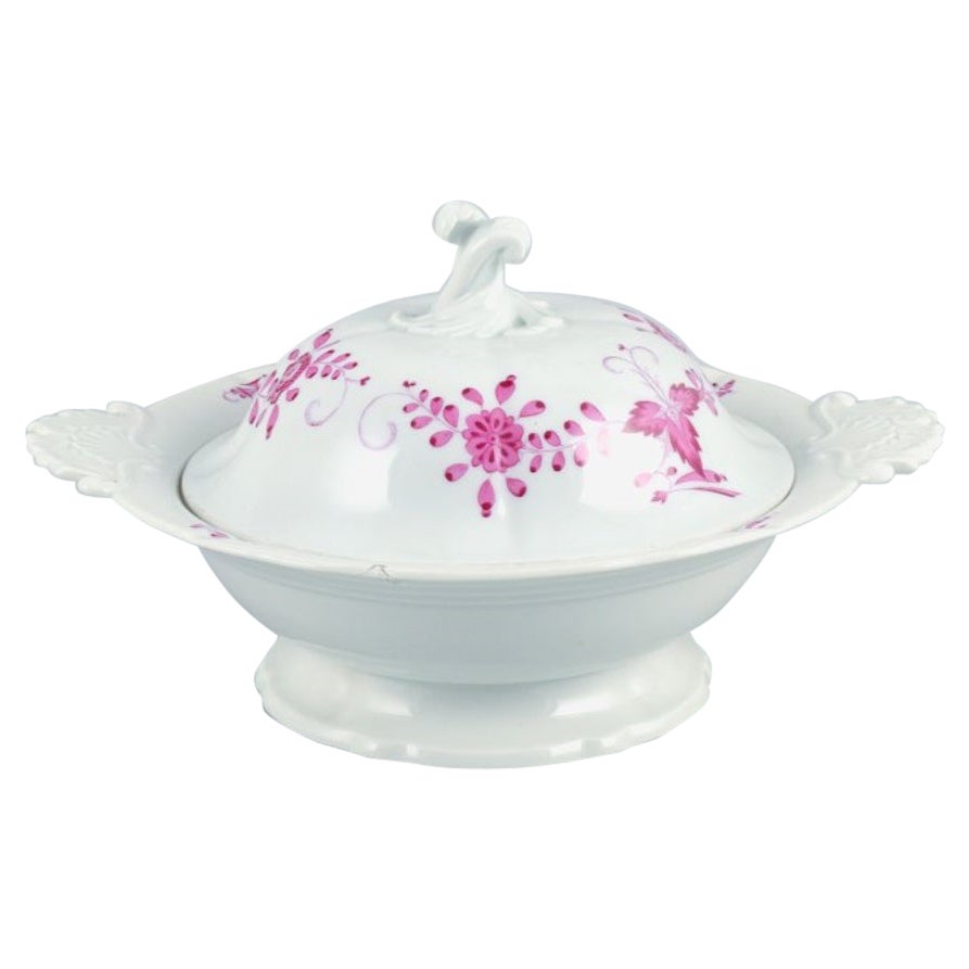 Meissen, Allemagne, Indien rose, soupière ronde avec couvercle. 19ème siècle.