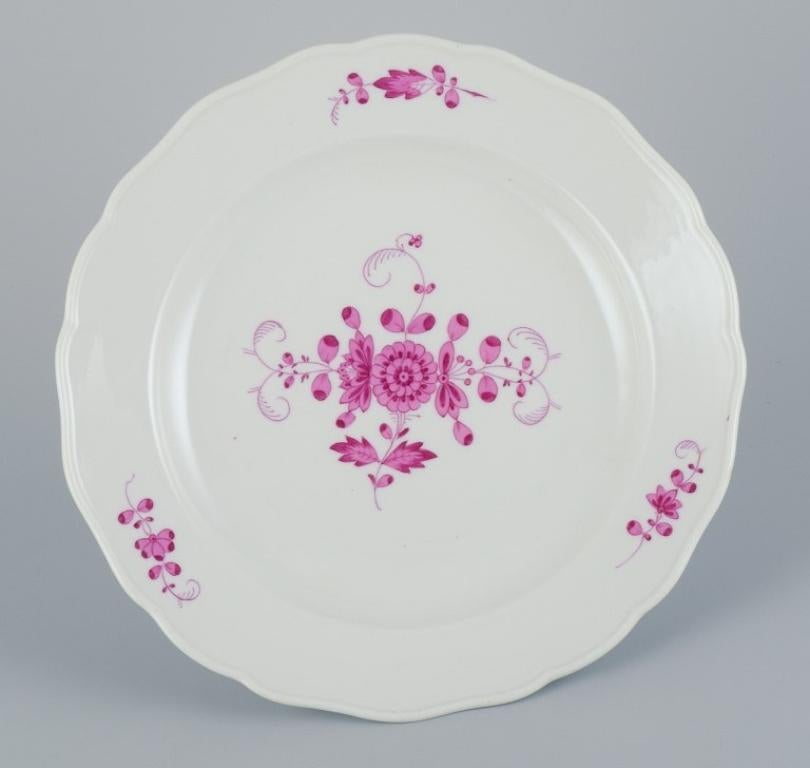 Meissen, Germany, Pink Indian, a set of four dinner plates.
Hand-painted in high quality.
Approx. 1900.
In perfect condition.
Third factory quality.
Marked.
Dimensions: D 24.5 x 3.5 cm.