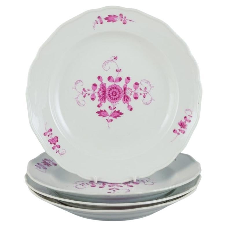 Ensemble de quatre assiettes plates en porcelaine rose indienne de Meissen, Allemagne.