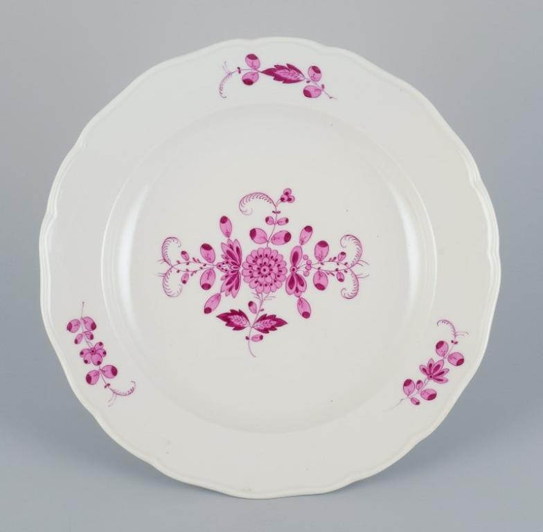 Meissen, Germany, Pink Indian, a set of three dinner plates.
Hand-painted in high quality.
Approx. 1900.
In perfect condition.
Third factory quality.
Marked.
Dimensions: D 24.5 x 3.5 cm.
