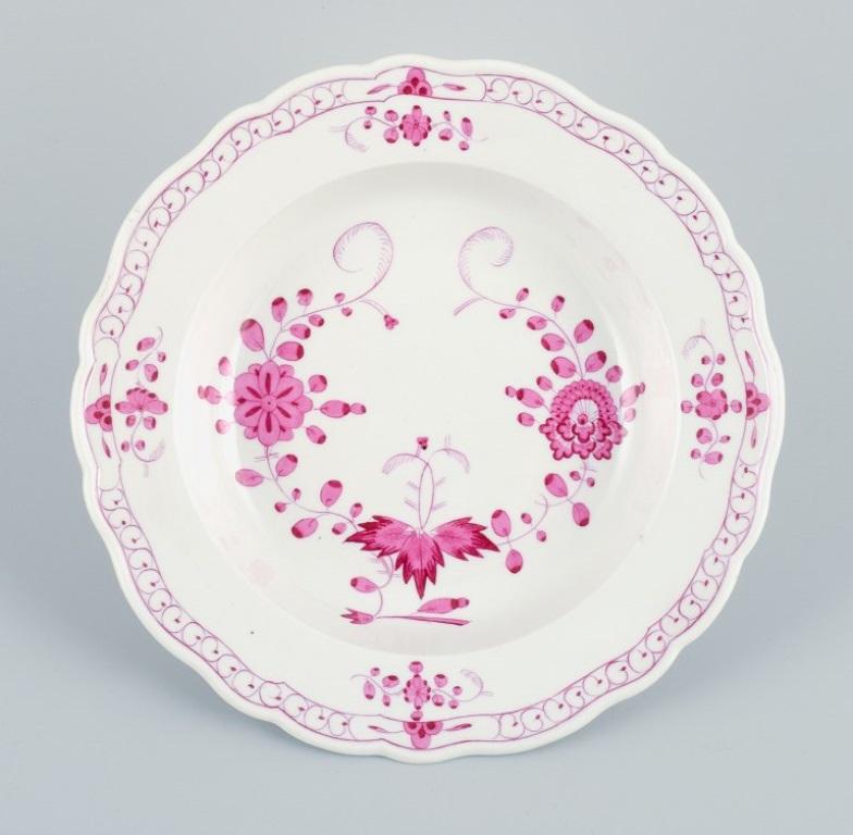 Meissen, Deutschland, Rosa Indianer, ein Satz von drei tiefen Tellern.
Handbemalt in hoher Qualität.
Ca. 1900.
Markiert.
Fünfte Fabrikqualität.
In ausgezeichnetem Zustand mit keinerlei Gebrauchsspuren.
Abmessungen: D 23,0 x H 4,5 cm.