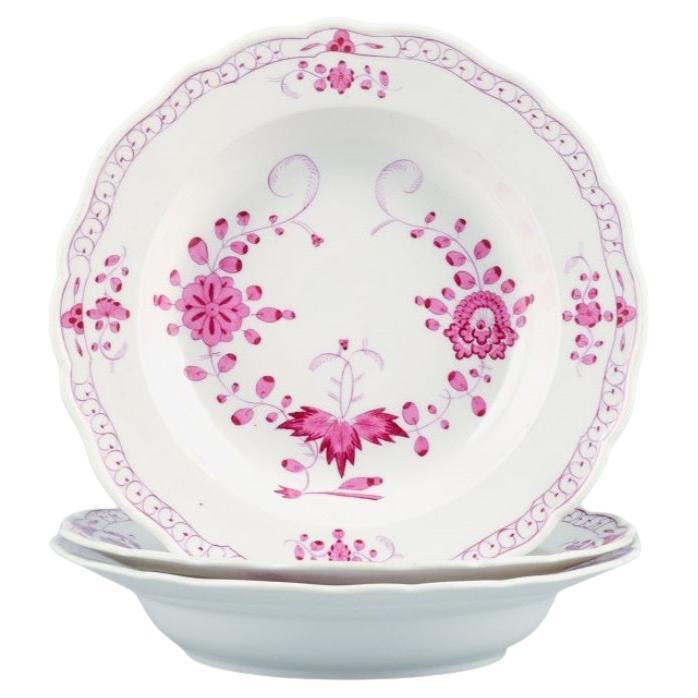 Meissen, Allemagne, Inde, rose indien  Trois assiettes profondes en porcelaine