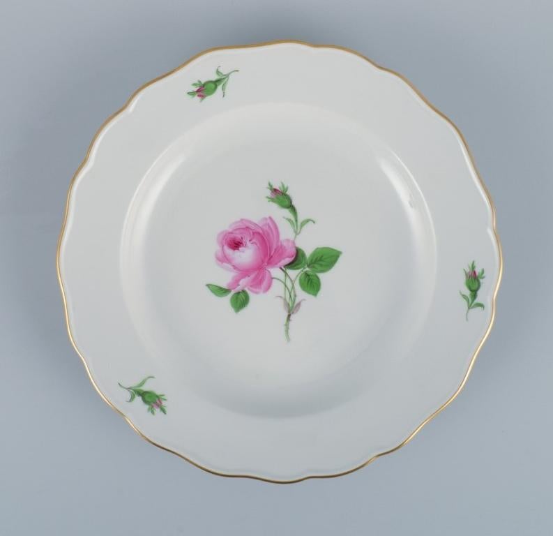 Meissen, Germany, Pink Rose, five dinner plates, hand painted with motif of pink roses.
Mid-20th century
In excellent condition.
Second and third factory quality.
Marked.
Dimensions: D 26.0 x H 3.5 cm.