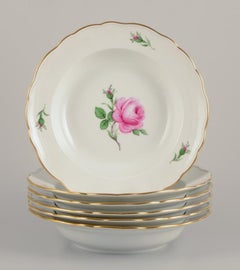Meißen, Deutschland. "Rosa Rose". Sechs tiefe Platten. 1920er/30er Jahre.